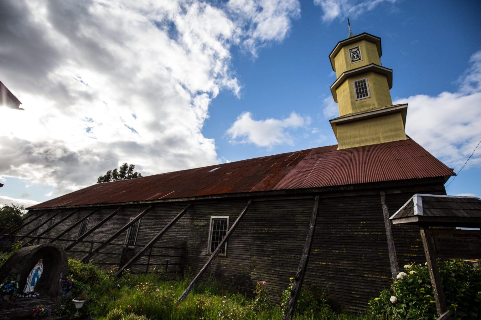 13 Iglesia de Nuestra Senora del Rosario Chonchi 6 1536x1024